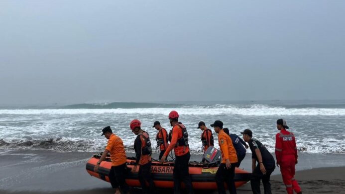 Tim SAR Gabungan lakukan upaya pencarian korban terseret arus Pantai Entak Kebumen