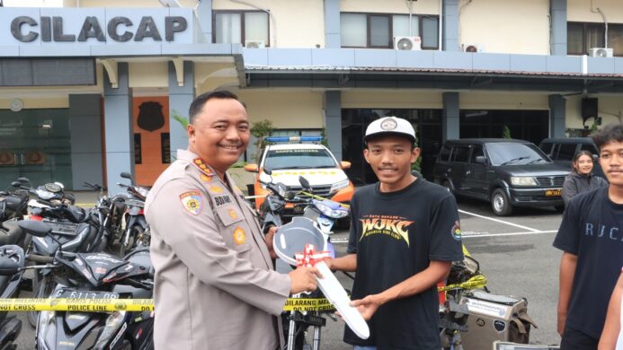 Kapolresta Cilacap, Kombes Pol Dr Budi Adhy Buono serahkan barang bukti hasil pencurian kepada korban kembali