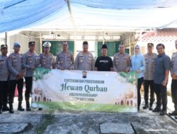 Kapolresta Cilacap Salurkan Hewan Kurban ke Masjid Agung Darussalam