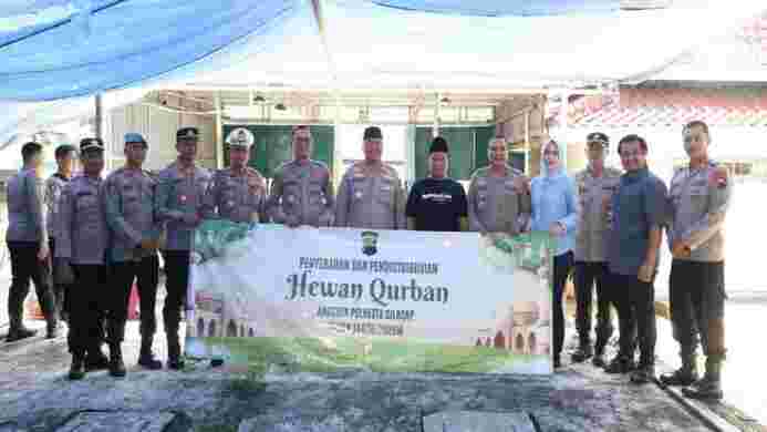 Kapolresta Cilacap Salurkan Hewan Kurban ke Masjid Agung Darussalam