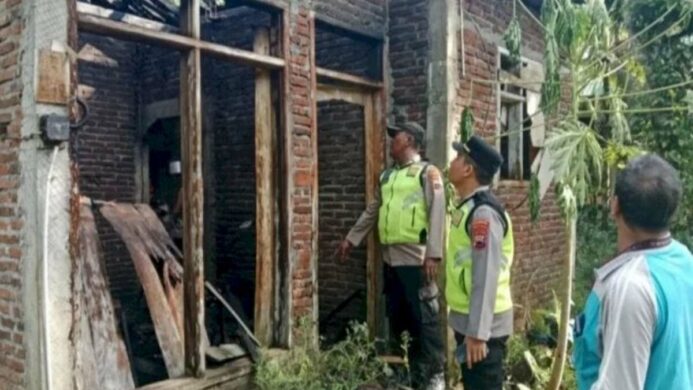 Polisi tinjau lokasi kebakaran di Kemranjen Banyumas yang dibakar anak sendiri