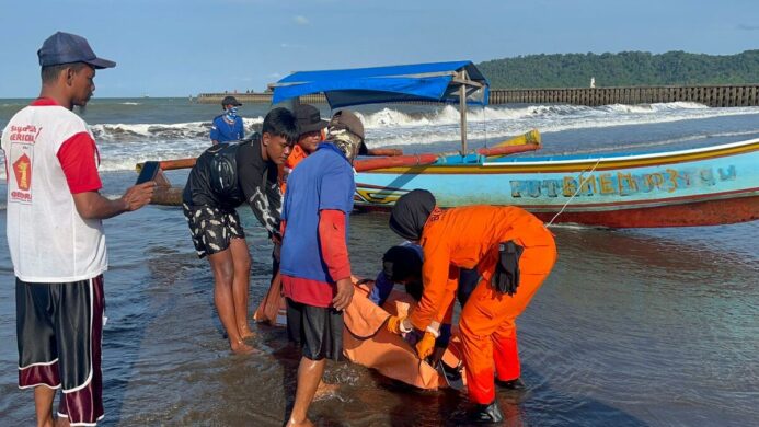 sesosok mayat pria tanpa identitas ditemukan mengambang di Perairan Teluk Penyu (dok. Basarnas Cilacap)