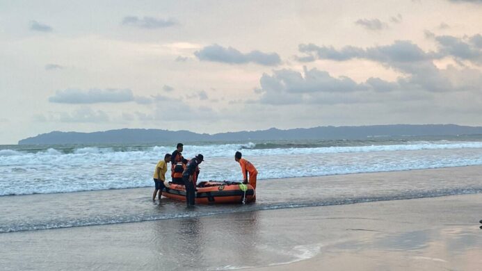 6 Remaja Kesugihan Terseret Ombak Pantai Menganti Kisik Cilacap (dok. Basarnas)