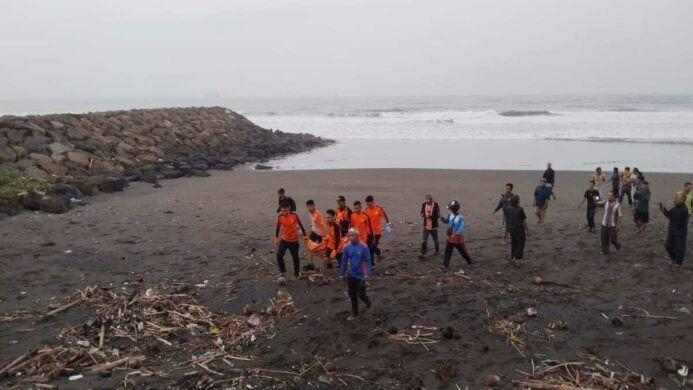 Tim SAR Gabungan evakuasi korban tenggelam di pagi-pagi buta pada hari Sabtu, 06 Juni 2026 pukul 05.45 WIB