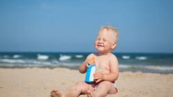 Ciri Sunscreen yang Aman untuk Kulit Bayi dan Anak