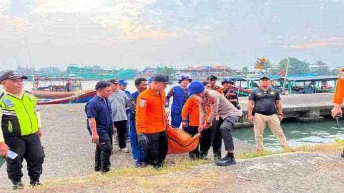 Basarnas Cilacap Evakuasi Jasad Nahkoda Kapal Meninggal Saat Berlayar di Perairan Pacitan Jawa Timur