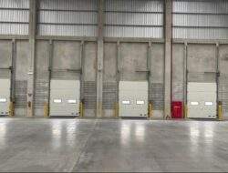 Jenis dan Kegunaan Industrial Door dan Dock Leveler dalam Industri