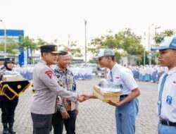 Kapolda Jateng dan Forkopimda Sukoharjo Membagikan 1.000 Pasang Sepatu Gratis untuk Pelajar