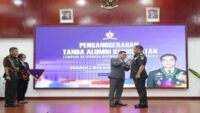Kasad Dianugerahi Tanda Alumni Kehormatan Lemhannas RI