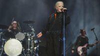 Dari Perkampungan Urban Jakarta Mendunia: Ikon Rock Legendaris Shirley Manson (Garbage) Kenakan Label Fashion Berkesadaran Asal Indonesia, Fuguku, di Atas Panggung