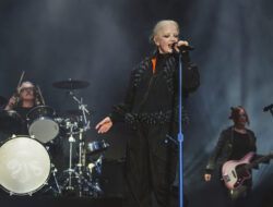 Dari Perkampungan Urban Jakarta Mendunia: Ikon Rock Legendaris Shirley Manson (Garbage) Kenakan Label Fashion Berkesadaran Asal Indonesia, Fuguku, di Atas Panggung
