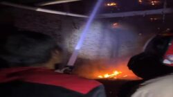 Damkar Cilacap Lakukan Pemadaman Rumah Dibakar oleh Pemiliknya di Kroya