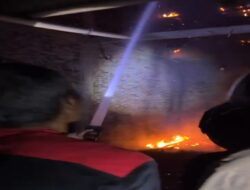 Damkar Cilacap Lakukan Pemadaman Rumah Dibakar oleh Pemiliknya di Kroya