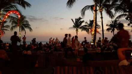 Anatomi Kuliner Seminyak: Polarisasi Tiga Stratum Ekonomi dalam Satu Koridor Jalan
