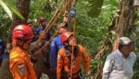 SAR Gabungan Evakuasi Orang Meninggal dari Pohon Kelapa di Purbalingga