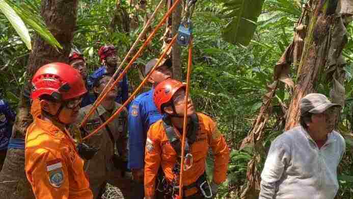Tim SAR Gabungan berhasil evakuasi seorang Lansia yang meninggal di atas Pohon Kelapa di Purbalingga