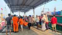 Tim SAR Gabungan Evakuasi 9 ABK Kapal Terbalik di Perairan Teluk Penyu