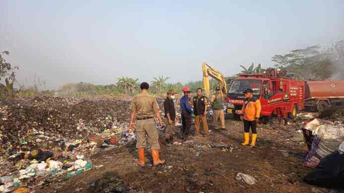 Petugas pemadam kebakaran Pos Damkar Majenang padamkan api di TPA Malabar Wanareja
