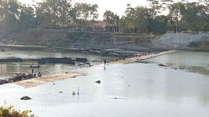Pemancing Berburu Rezeki di Musim Kemarau (Foto Asep)