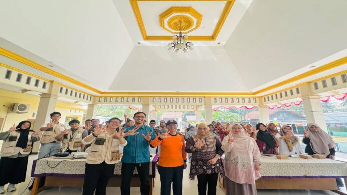 "Catat Cerdas, Usaha Naik Kelas": Kunci UMKM Klumprit Naik Kelas Melalui Literasi Keuangan