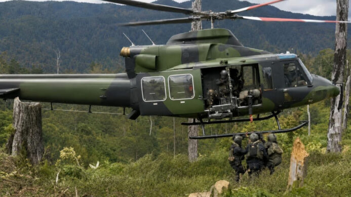 Di Tengah Ancaman Konflik 11 Prajurit Koops TNI Habema Evakuasi Warga Ugimba dengan Dua Helikopter