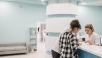 Antrean Panjang Bikin Enggan Berobat ke Klinik? Ini Cara Menyiasatinya
