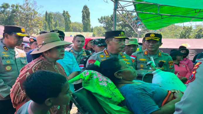 Kapolri Bersama DPR RI Tinjau Pengungsi Gempa Reo dan Serahkan Bantuan Sembako