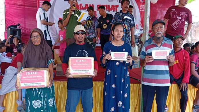 Warga yang mendapatkan doorprize dari Madu Pahit Mahameru Pro (Foto Asep)