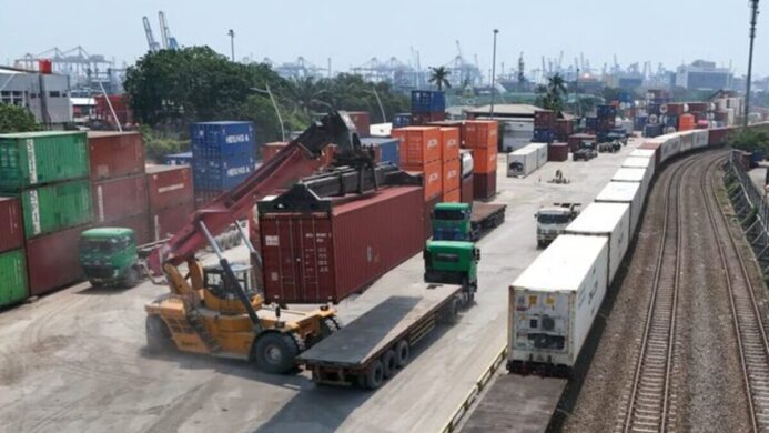 Angkutan Peti Kemas KAI Logistik