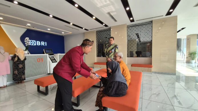 Hangat dan Berbudaya BRI BO Otista Sambut Nasabah di Hari Pelanggan Nasional