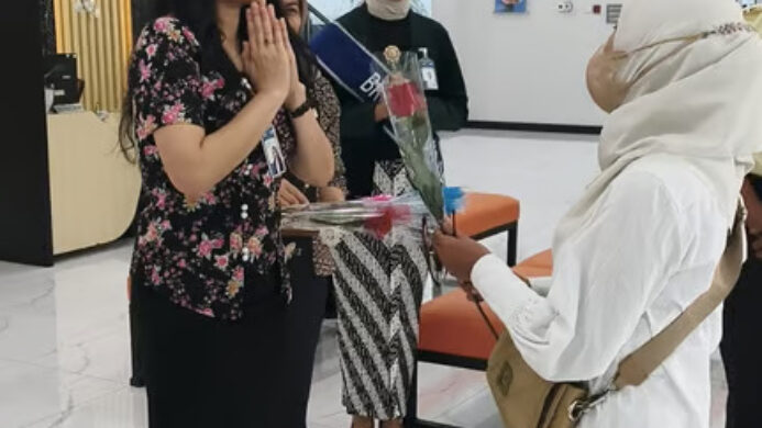 Semarak Hari Pelanggan Nasional Pemimpin Cabang BRI BO Cut Mutiah Sambut Nasabah dengan Hangat