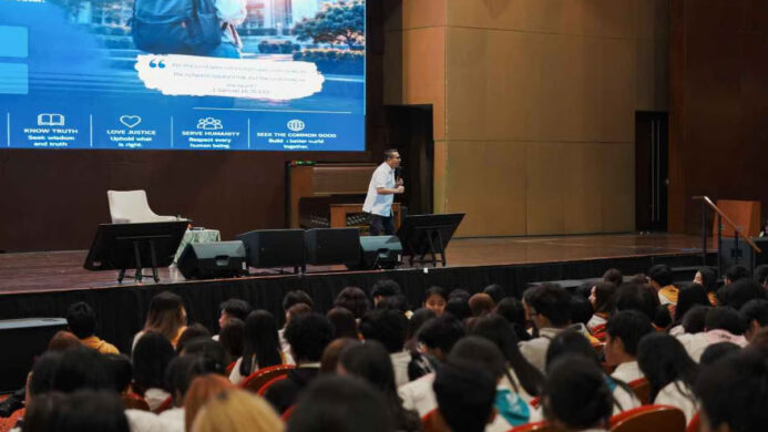 Memimpin Dimulai dari Mengenal Diri KEYSTONE 2026 Bekali Mahasiswa Baru UPH Menjadi Pemimpin Masa Depan yang Berdampak