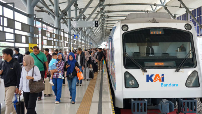 KA Srilelawangsa Tertemper Kendaraan di Perlintasan Resmi Terjaga Binjai Perjalanan Kereta Tetap Aman