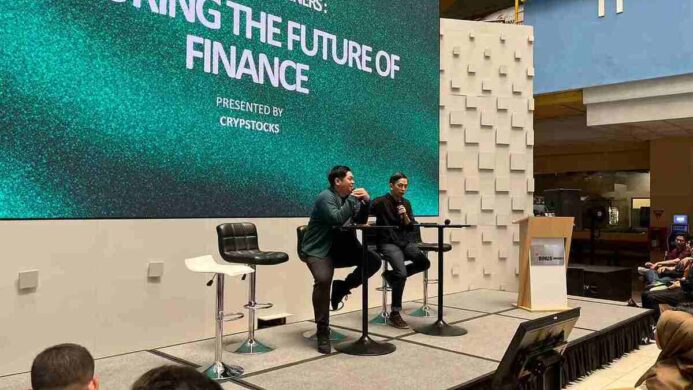 Founder Crypstock Andy Lynn bersama CEO & Founder FLOQ Yudhono Rawis dalam fireside session “Crypto for Beginners Exploring the Future of Finance” di BINUS Crypto Week 2026 (2)