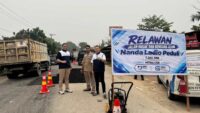 BRI Finance Gandeng Relawan Nanda Ladio Peduli untuk Perbaikan Jalan Berlubang di Pekanbaru