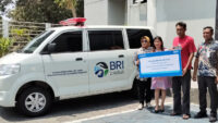 Perkuat Layanan Kesehatan di Hari Batik Nasional, BRI Serahkan Ambulans untuk SMA Yayasan Gemah Ripah Lohjinawi Klaten