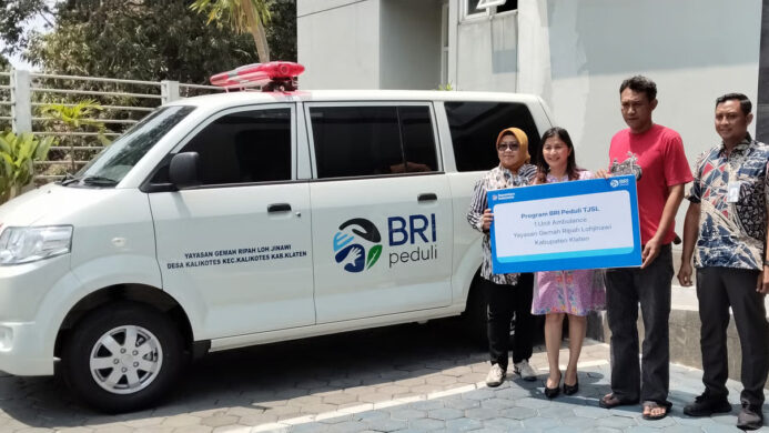 Perkuat Layanan Kesehatan di Hari Batik Nasional BRI Serahkan Ambulans untuk SMA Yayasan Gemah Ripah Lohjinawi Klaten