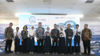 Rohto Indonesia Bagikan 2.000 Kacamata Gratis untuk Pelajar, Lansia, dan Operator Pabrik