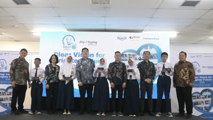 Rohto Indonesia Bagikan 2 000 Kacamata Gratis untuk Pelajar Lansia dan Operator Pabrik
