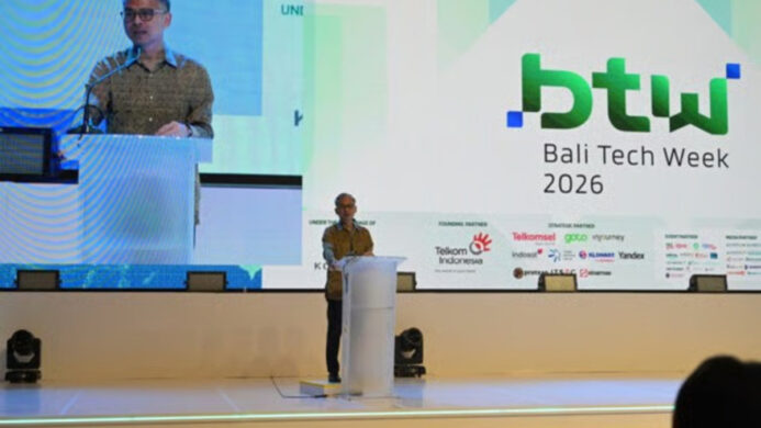 Menteri Komunikasi Malaysia Fahmi Fadzil sedang berpidato di Bali Tech Week 2026