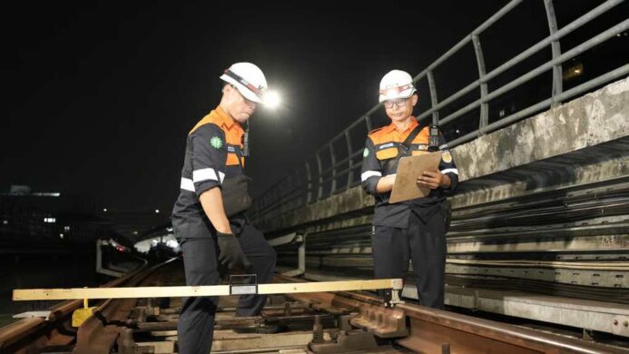 Petugas LRT Jabodebek Rutin Periksa dan Rawat Jalur