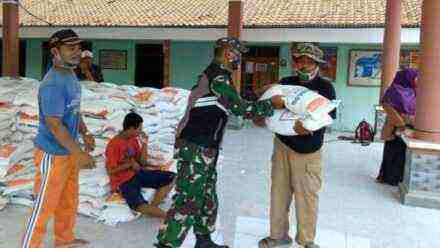 3.421 Keluarga di Bantarsari Terima Bantuan BSB Kemensos RI, Babinsa Pantau Kegiatan Ini