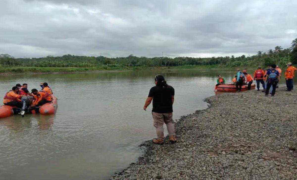 Basarnas Cilacap melakukan penyisiran dan pencarian korban tenggelam asal banyumas di sungai Serayu