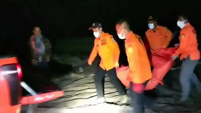 Basarnas Evakuasi Jenazah Korban yang Tenggelam di Pantai Sumberjati Ambal Kebumen