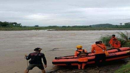 Basarnas Cilacap Lakukan Pencarian Orang Tenggelam di Sungai Pemali Brebes