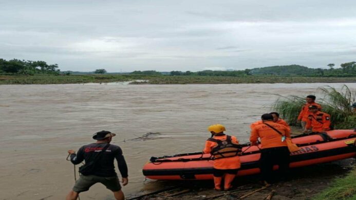 Dalam Kondisi Hujan dan arus Sungai yang deras Basarnas Cilacap lakukan pencarian korban tenggelam di Brebes