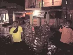 Tanggul Sungai Cilopadang Majenang Jebol, Babinsa Bantu Evakuasi Warga