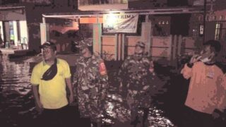 Tanggul Sungai Cilopadang Majenang Jebol, Babinsa Bantu Evakuasi Warga