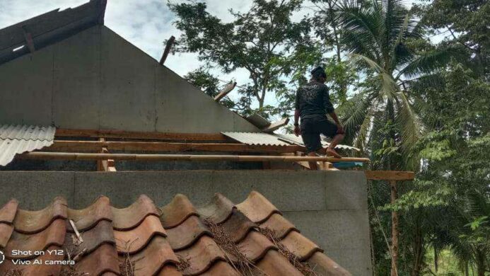 Rumah Warga Tertimpa Pohon Akibat Angin Puting Beliung di Wanareja