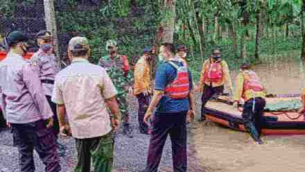 Sesosok Mayat Tanpa Identitas Mengapung di Sungai Cawang Serayu